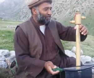 El afgano tocaba el ghichak y cantaba canciones tradicionales sobre su lugar de nacimiento, su pueblo y Afganistán en general. FOTO CORTESÍA: Twitter