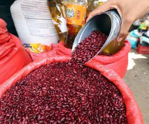 El gobierno y productores de frijol rojo acordaron un precio de garantía de 1,500 lempiras el quintal.