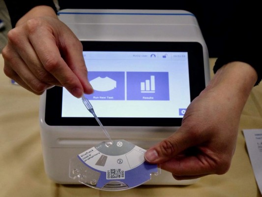 Si uno de los tratamientos probados resulta ser 'extremadamente eficaz', este 'podría ver la luz en pocas semanas', antes de finales de mayo, estimó Bloch. Foto: Agencia AFP.