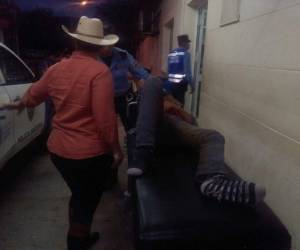 Debido a la gravedad de las lesiones, el joven que no fue identificado, fue trasladado a la emergencia de un hospital de la zona.