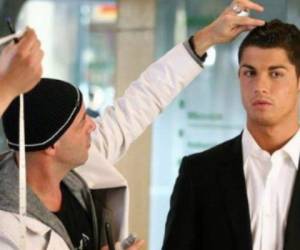 Esta es una de las imágenes que el famoso estilista compartió en su página de Facebook, cuando trabajó con Cristiano Ronaldo.