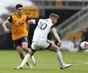 El delantero mexicano Raúl Jiménez (derecha) del Wolverhampton disputa un balón con Tom Cairney del Fulham en el partido de la Liga Premier inglesa, en Wolverhampton, el domingo 4 de octubre de 2020. (Jan Kruger/Pool vía AP).