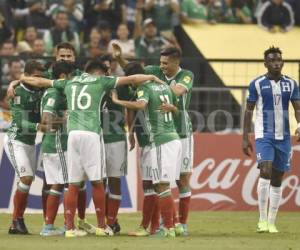 Los jugadores mexicanos celebran uno de los tantos ante la vista triste de Alberth Elis (Foto: Agencia AFP)