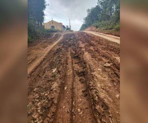 La lluvia mantiene en mal estado la carretera hacia el municipio.
