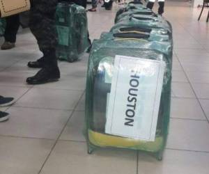 Las maletas iban selladas para que no sean abiertas por personal ajeno al del TSE. Foto: Redes sociales