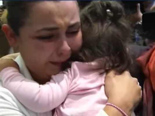 Cindy Flores abraza a su hija de 18 meses, quien no la logró identificar a la hora de su reencuentro.