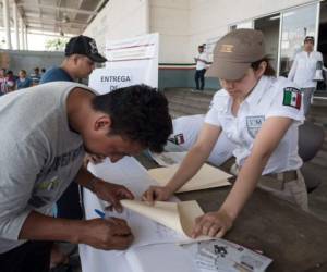 Los hondureños que se encontraban en la frontera entre Guatemala y México recibieron la visa. Foto: AFP