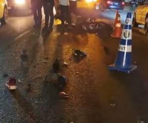 Zapatos y partes de la motocicleta quedaron en el suelo luego del fuerte impacto.