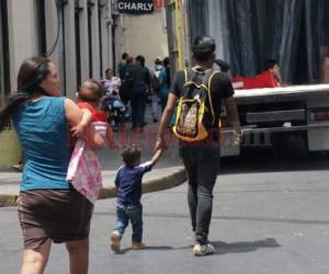 Los padres responsable cuidan a sus hijos en cada momento y se hacen responsables de toda la familia. Foto: Eduard Rodríguez/EL HERALDO.