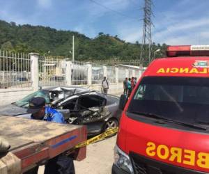 El lado del conductor del vehículo turismo quedó aplastado tras el accidente.