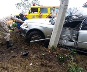 El automotor estaba a un lado de la vía y al parecer impactó contra un poste de concreto.