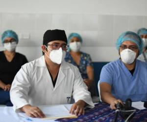 Médicos y trabajadores de la salud dan una conferencia de prensa en el Hospital Villa Nueva, la principal institución asignada para ayudar a los pacientes de COVID-19, en Villa Nueva, Guatemala. Foto: Agencia AFP.