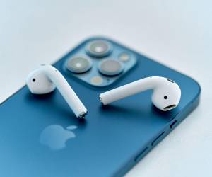 Limpiar los AirPods de forma periódica evita la acumulación de gérmenes y alarga la vida útil del dispositivo