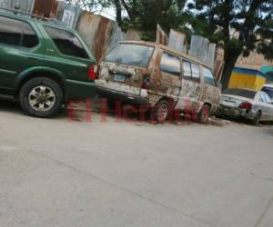 Los carros están obstaculizando el paso de los peatones. Foto: Efraín Salgado/EL HERALDO