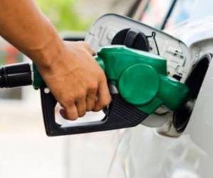 Gasolina vuelve a bajar de precio después de varios aumentos.