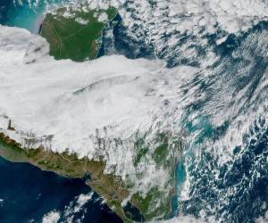 Un frente frío impulsado por un sistema de alta presión continúa influyendo en las condiciones del tiempo en Centroamérica, provocando un descenso de las temperaturas, lluvias de diversa intensidad y vientos del norte, según reportes de los servicios meteorológicos de la región. Así se observa en mapa con imagen satelital:
