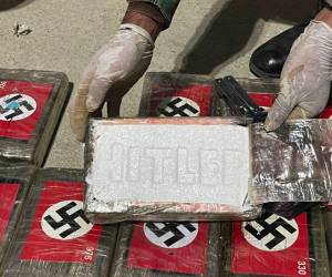 Algunos paquetes estaban abiertos y tenían escrito en alto relieve “Hitler”, sobre el polvo blanco del supuesto clorhidrato de cocaína.
