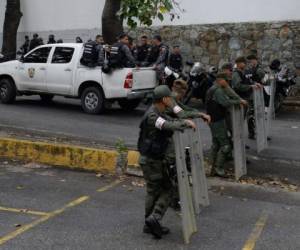 Desde temprano, el acceso a la Morgue de Bello Monte, la principal de Caracas (sureste), fue restringido por cercos de efectivos armados y con escudos. Foto: AFP
