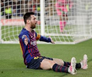 Leo Messi cuando cayó dentro del área en el partido entre Barcelona y Liverpool en el duelo de ida de semifinales de la Champions League. (AP)