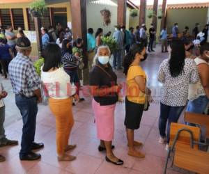 Largas filas de personas se formaron en los centros de votación de Cantarranas. Foto: David Romero/EL HERALDO.