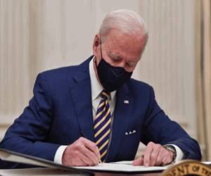 El presidente de Estados Unidos, Joe Biden, no perdió el tiempo a su llegada a la Casa Blanca e inició firmando varios decretos. Foto: Agencia AFP.