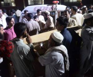 Familiares pakistaníes transportan el ataúd de una víctima. Foto AFP