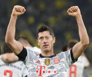 Robert Lewandowski, del Bayern Múnich, festeja luego de marcar su tercer tanto en el partido por la Supercopa ante el Borussia Dortmund, el martes 17 de agosto de 2021 (AP Foto/Martin Meissner)
