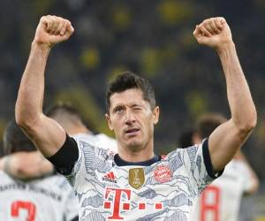 Robert Lewandowski, del Bayern Múnich, festeja luego de marcar su tercer tanto en el partido por la Supercopa ante el Borussia Dortmund, el martes 17 de agosto de 2021 (AP Foto/Martin Meissner)