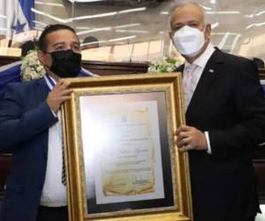 El periodista deportivo hondureño Nahún Aguilar fue galardonado por el Congreso Nacional de Honduras.