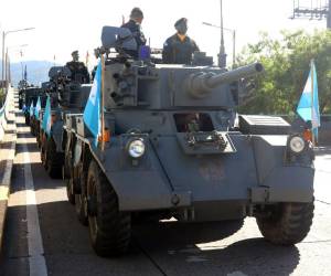 Las Fuerzas Armadas de Honduras conmemoraron este domingo los 200 años de la creación del Ejército con un desfile militar en Tegucigalpa, en el que participaron alrededor de 4.000 efectivos.
