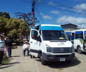 A bordo de la Unidad móvil y con servicio puerta a puerta EEH atendió las peticiones de los clientes en el corazón del comercio de La Esperanza.