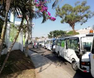 Los conductores estacionaron sus unidades una atrás de la otras sin impedir el librte tráfico vehicular.