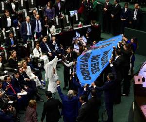 Legisladores realizaron el conteo de los 43 estudiantes desaparecidos de Ayotzinapa, para exigir justicia. Foto AFP