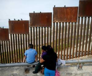 Durante su campaña, el mandatario prometió la construcción de un muro impenetrable a lo largo de la frontera con México, que sería fabricado de acero y concreto. Foto: AP