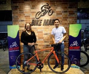 La gerente de mercadeo Bikemart, Gennie Flores, realizó la entrega del premio más esperado a Carlos Ochoa