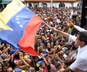 El legislador opositor venezolano Gilber Caro sido arrestado por agentes de inteligencia que 'violan su inmunidad parlamentaria', dijo el viernes la legislatura controlada por la oposición. / AFP / Yuri CORTEZ.