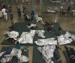 La prensa internacional publicó varias fotografías donde se ven los menores encerrados en 'jaulas' de malla metálica, dentro de un recinto. Foto: Agencia AFP