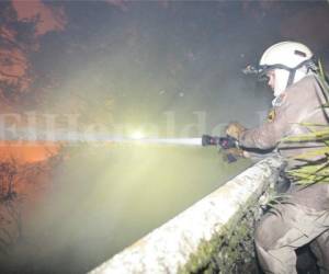 Los bomberos realizaron un trabajo de 33 horas continuas para poder apagar el incendio, junto a otras instituciones gubernamentales.