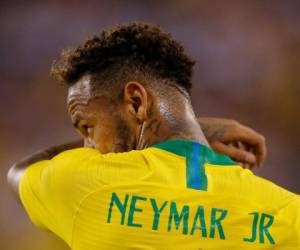 El fayard de Brasil, Neymar, mira el partido amistoso internacional entre Brasil y EE. UU. En el Metlife Stadium en East Rutherford, Nueva Jersey.