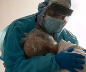 El doctor Joseph Varon, jefe de personal del hospital, contó a CNN el lunes que estaba en la Unidad de Cuidados Intensivos (UCI) cuando vio a un hombre de cabello blanco levantarse de la cama y tratar de salir de la habitación.