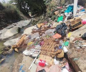 Durante un recorrido realizado por EL HERALDO, se constató la presencia de un fuerte olor en el sector y una considerable cantidad de desechos acumulados dentro del cauce.