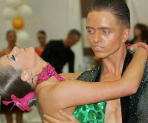 La cara de este bailarín durante una presentación provocó que internet hiciera memes graciosos de él. Fotos: Badabun