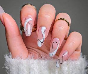 Un nuevo tono nude domina las manicuras del verano. Las búsquedas de uñas efecto cristal lechoso crecen con fuerza según datos de Fresha.