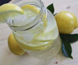 Como todo en la vida, tomar agua con limón en lugar de ser un beneficio, puede traer problemas de salud. Foto: Pixabay