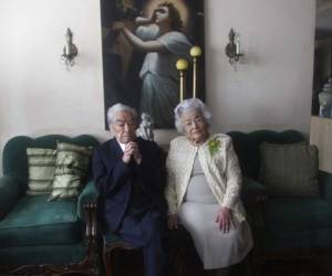 La pareja de casados más longeva del mundo tiene una edad combinada de más de 215 años. Foto: AP