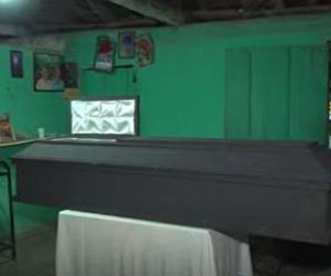 En la aldea Loma Larga, Santa Bárbara, una familia se despide de seis de sus parientes que iban a bordo del camión que se accidentó y dejó alrededor de 45 heridos y al menos nueve fallecidos, datos que no han sido confirmados por las autoridades.