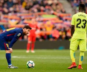 El delantero argentino del Barcelona Lionel Messi salió del Camp Nou tras empatar 0-0 con el Getafe en la jornada de la Liga Española. Foto: AFP