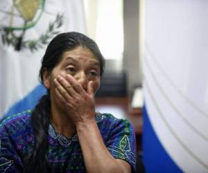 Dominga Vicente, la tía de Claudia Gómez, durante una conferencia de prensa en Ciudad de Guatemala. Foto AFP