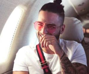 Maluma vuelve al ojo del huracán por besar en la boca a su tía.
