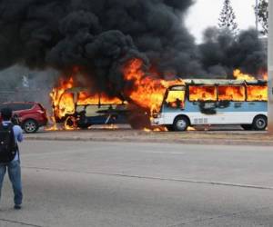Los buses quedaron completamente incinerados por la llamas que rápidamente destruyeron las tres unidades de transporte. Foto/AFP